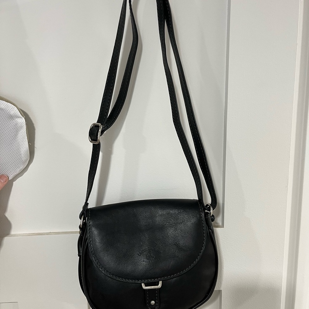 Sleek Black Leather Crossbody Bag with Adjustable Strap